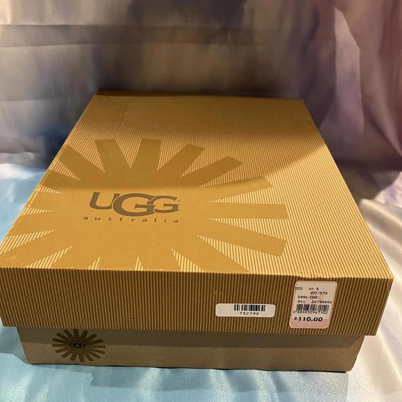 UGG Kids Bailey Button Chestnut Boots - Picture 5 of 10